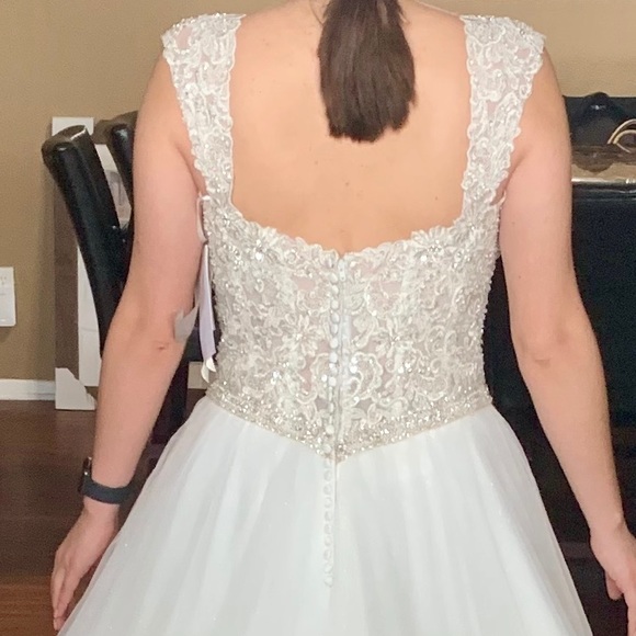 Wedding Dress "BRAND NEW!" With Accessories! - Picture 4 of 8